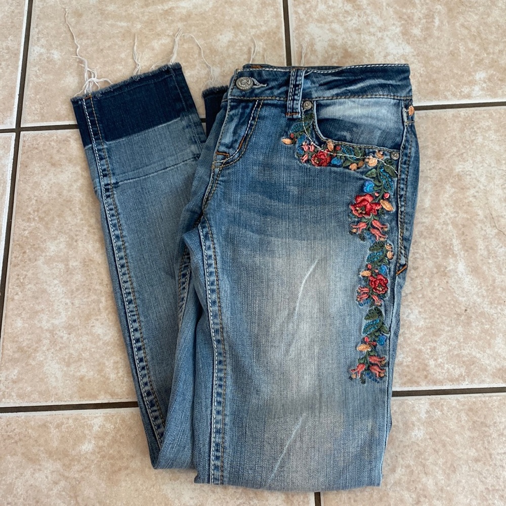 Grace skinny jean. Flower detail. Size 28
